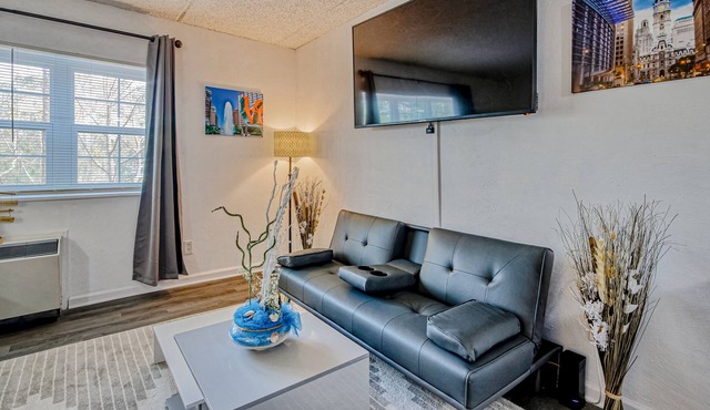 Updated studio with WiFi, full kitchen, onsite pool and tennis courts