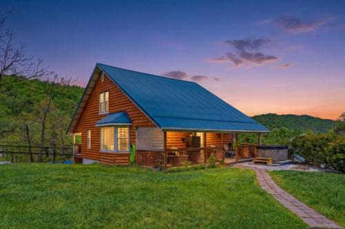 Walkable to local attractions w Hot Tub Fire Pit Family
