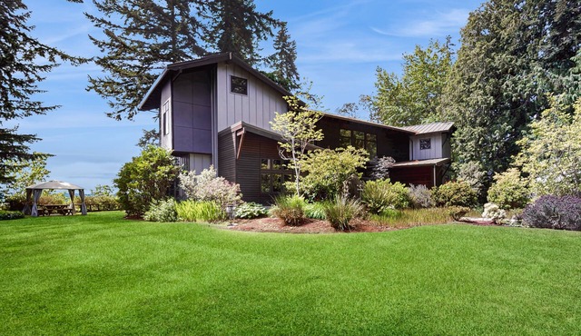 Waterfront luxury home with quick access to Seattle by Ferry in Poulsbo