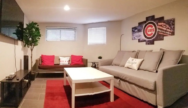Wrigley/Lakeview Gem- Walk to Wrigley Field/Parking available!