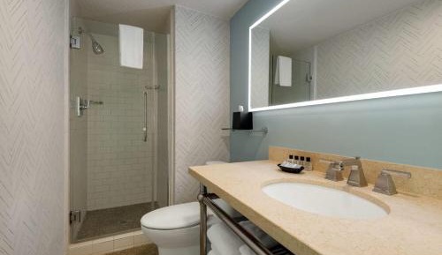 Riverfront One-Bedroom Master Suite - Non-Smoking